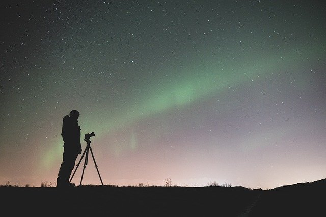 Un ciel étoilé capturé dans toute sa splendeur, avec un homme observant les étoiles à travers un télescope. Cette image évoque la fascination humaine pour l'univers et l'importance de l'astronomie dans la découverte des mystères célestes.
